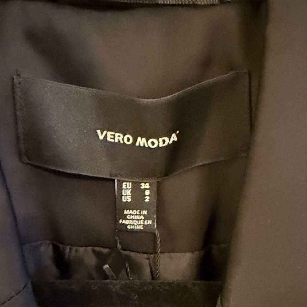 Vero Moda Cropped Black Blazer - Picture 3 of 4